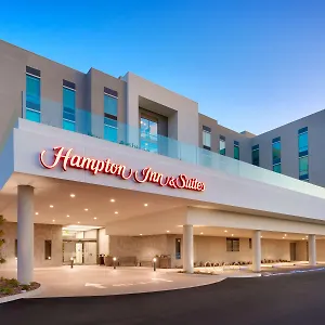 Hampton & Convention Center מלון